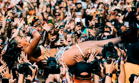 El Lollapalooza 2021 marcó el regreso de los festivales a grande escala en Estados Unidos, país que es uno de los que más muertes por contagios acumulan, y donde la mayoría de los hospitalizados son quienes no están vacunados contra el covid-19. El Lollapalooza 2021 marcó el regreso de los festivales a grande escala en Estados Unidos, país que es uno de los que más muertes por contagios acumulan, y donde la mayoría de los hospitalizados son quienes no están vacunados contra el covid-19.