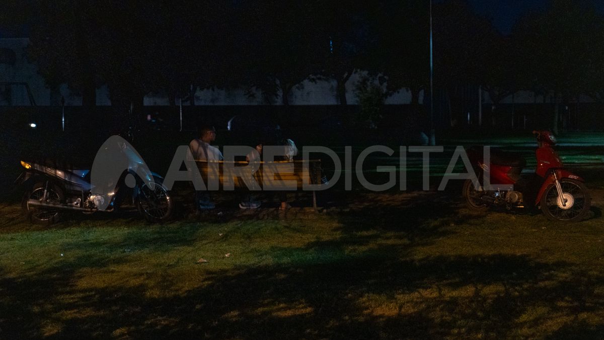 Santa Fe a oscuras: así están el barrio Los Hornos y la plaza Fournier. Santa Fe a oscuras: así están el barrio Los Hornos y la plaza Fournier.