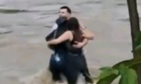 El último abrazo de tres amigos antes de ser consumidos por la crecida del río El último abrazo de tres amigos antes de ser consumidos por la crecida del río