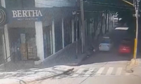 el impactante video del remisero que embistio de atras a una pareja en moto: iban con un bebe el impactante video del remisero que embistio de atras a una pareja en moto: iban con un bebe