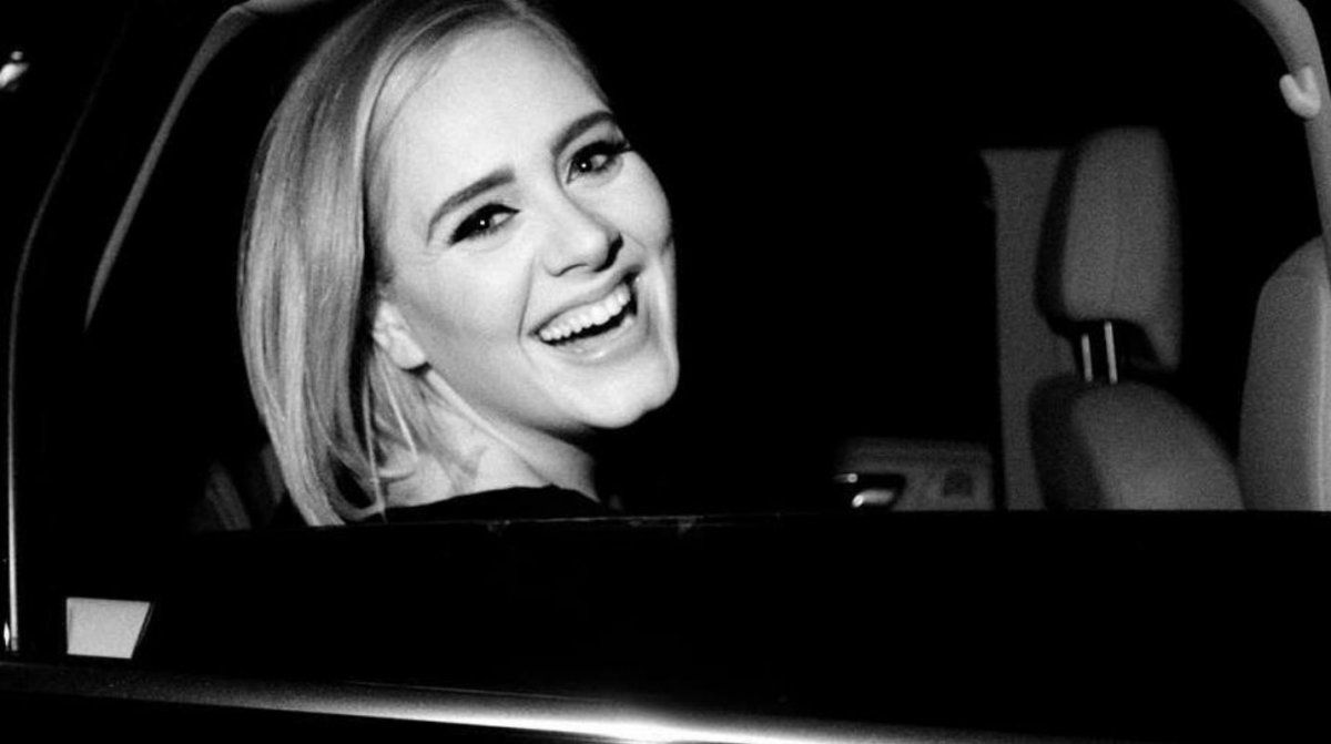 Adele fue vista besando a un hombre misterioso