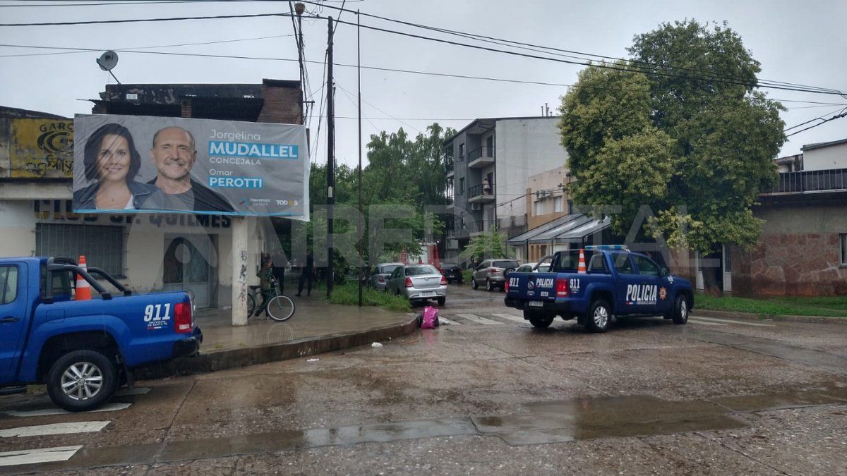 La policía cortaba el tránsito para permitir el trabajo de bomberos en el incendio en Barranquitas.