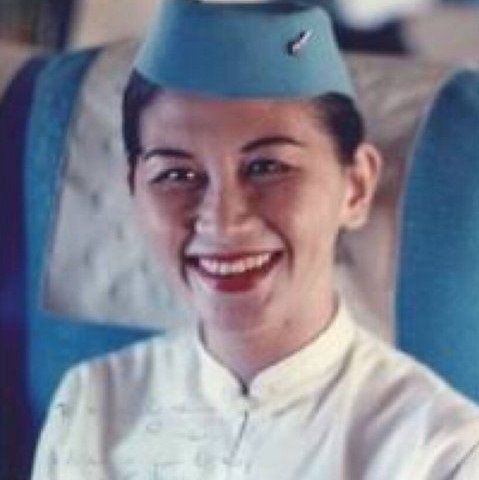 La cabina de pasajeros estaba a cargo de Clarabelle Leiming Ho Lansing (foto), nacida el 18 de enero de 1930 en la isla de Kauai, Hawaii y a quien, luego de 38 años de servicios en Aloha Airlines –a la que se había incorporado a los 20–, todos la llaman cariñosamente CB. La violenta descompresión de la cabina la “aspiró” –literalmente– y la arrojó al vacío a Lansing, quien estaba en la fila 5 cuando el techo se desprendió. Su cuerpo jamás fue encontrado.