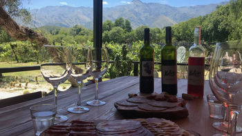 Escapada por San Valentín a un pequeño pueblo de Córdoba con bodegas de vino y vistas a las sierras.