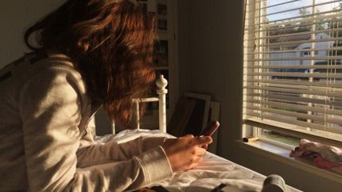 Estos signos del zodiaco que no sueltan el celular por nada en el mundo