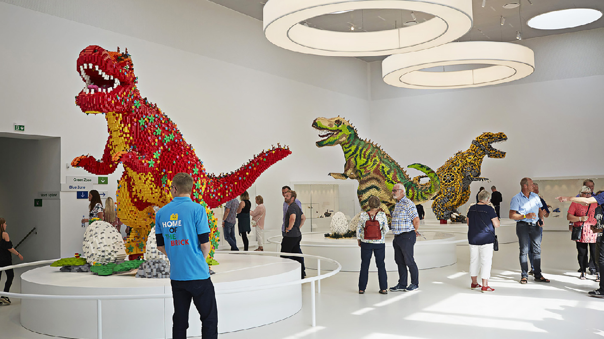 Estructuras gigantes de dinosaurios formados de Legos, que pertenecen al museo de la Casa Lego. 