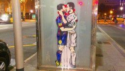 El beso entre Messi y Cristiano que sorprendió a Barcelona El beso entre Messi y Cristiano que sorprendió a Barcelona