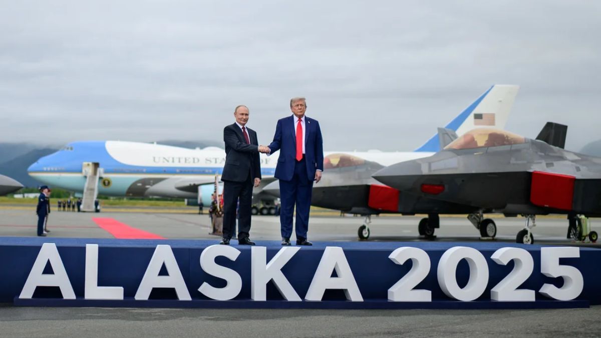 Vladímir Putin junto a Donald Trump en la cumbre de Alaska.