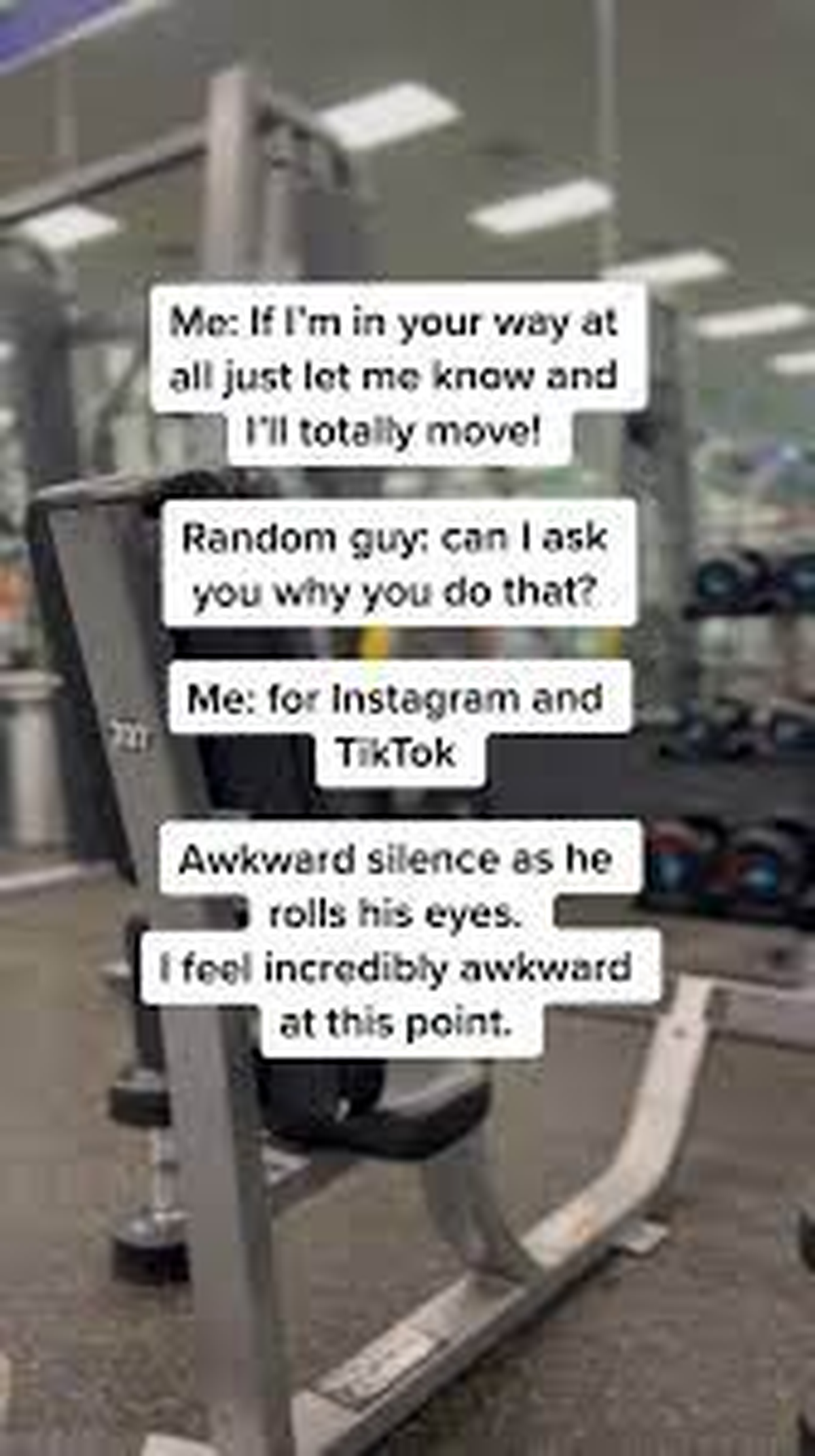 Emily visiblemente incómoda, no pudo evitar verse sorprendida y volvió al banco para intentar seguir ejercitándose.