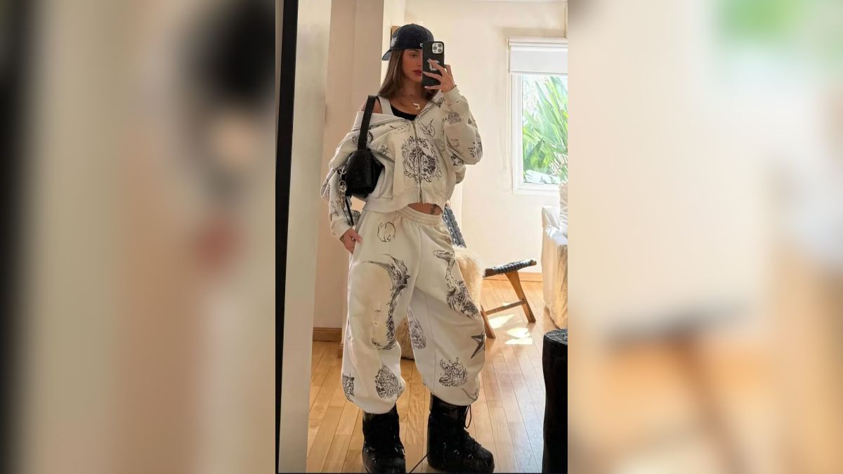 Tini Stoessel lució un conjunto blanco con estampas negras y borcegos, marcando tendencia en redes. Tini Stoessel lució un conjunto blanco con estampas negras y borcegos, marcando tendencia en redes.