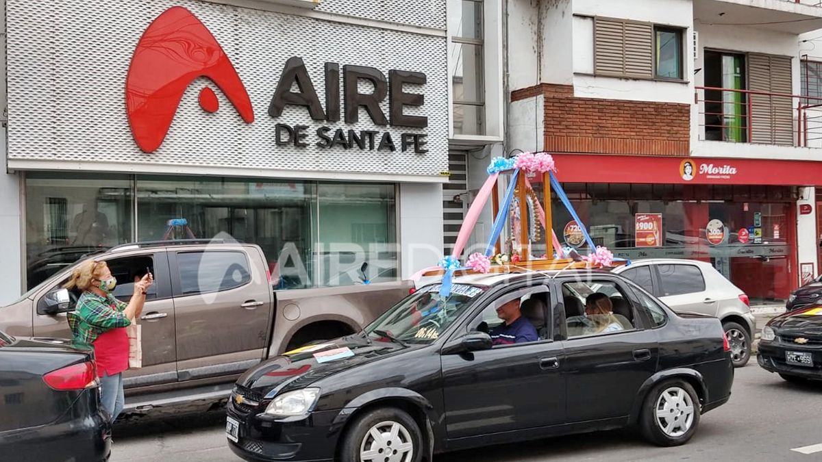 Los taxistas guadalupanos marcharon por las calles de la ciudad de Santa Fe para celebrar este 12 de diciembre la aparición de la Virgen de Guadalupe en México. 