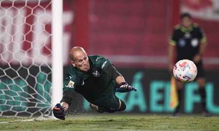 Sebastián Sosa atajó un penal en el último minuto y salvó un empate para Independiente ante Boca, por la Copa de la Liga. Sebastián Sosa atajó un penal en el último minuto y salvó un empate para Independiente ante Boca, por la Copa de la Liga.