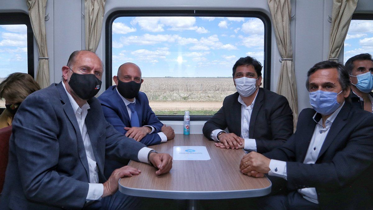 Luego de la paralización del servicio de cargas y pasajeros que une las provincias de Santa Fe y Buenos Aires, producto de una inundación en la región en 2017, hoy se realizó el primer viaje del restablecido servicio entre Junín y Rufino.