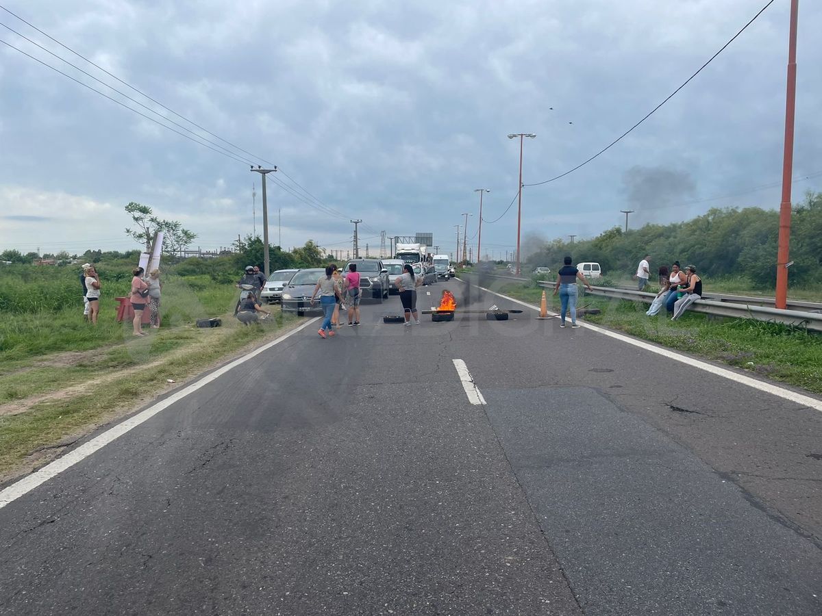 Corte de tránsito en avenida Circunvalación Oeste a la altura de calle Mendoza. Corte de tránsito en avenida Circunvalación Oeste a la altura de calle Mendoza.