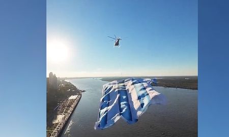 Una camiseta gigante de Messi sobrevoló Rosario tras la clasificación de Argentina a semifinales del Mundial 2026. Una camiseta gigante de Messi sobrevoló Rosario tras la clasificación de Argentina a semifinales del Mundial 2026.