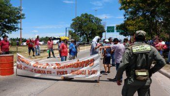 Los pescadores cortan uno de los accesos de ingreso a Santa Fe en el Viaducto Oroño.