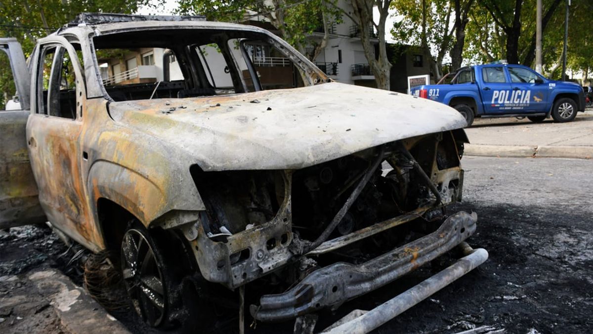 La camioneta estaba estacionada frente a una comisaria en la zona sur de la ciudad de Rosario.