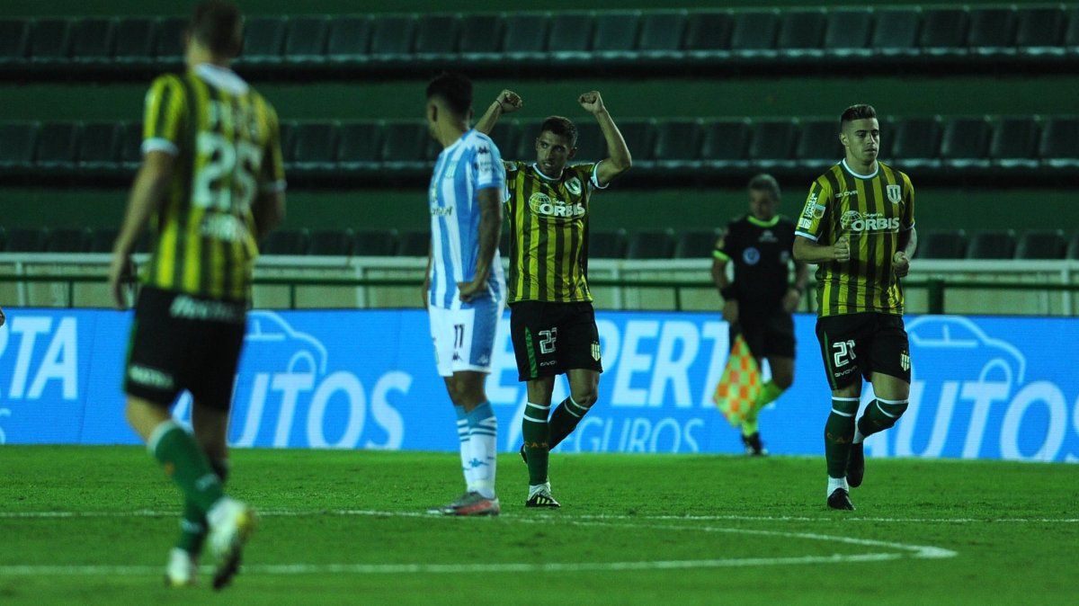 Banfield venció 2-0 a Racing en la primera fecha de la Copa de la Liga. Juan Álvarez y Giuliano Galoppo anotaron los goles de la victoria.