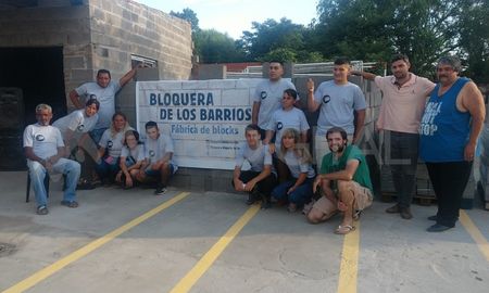 Desde el club Apache el móvil de Aire de Santa Fe dialogó con los responsables de encabezar este proyecto que este viernes se formalizó con la inauguración oficial de la cooperativa de bloques de hormigón. Desde el club Apache el móvil de Aire de Santa Fe dialogó con los responsables de encabezar este proyecto que este viernes se formalizó con la inauguración oficial de la cooperativa de bloques de hormigón.