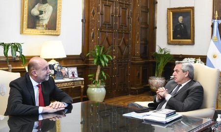 Omar Perotti y Alberto Fernández firmarán junto al representante del Banco de Desarrollo de América Latina los contratos para el financiamiento del plan de conectividad en Santa Fe. Omar Perotti y Alberto Fernández firmarán junto al representante del Banco de Desarrollo de América Latina los contratos para el financiamiento del plan de conectividad en Santa Fe.