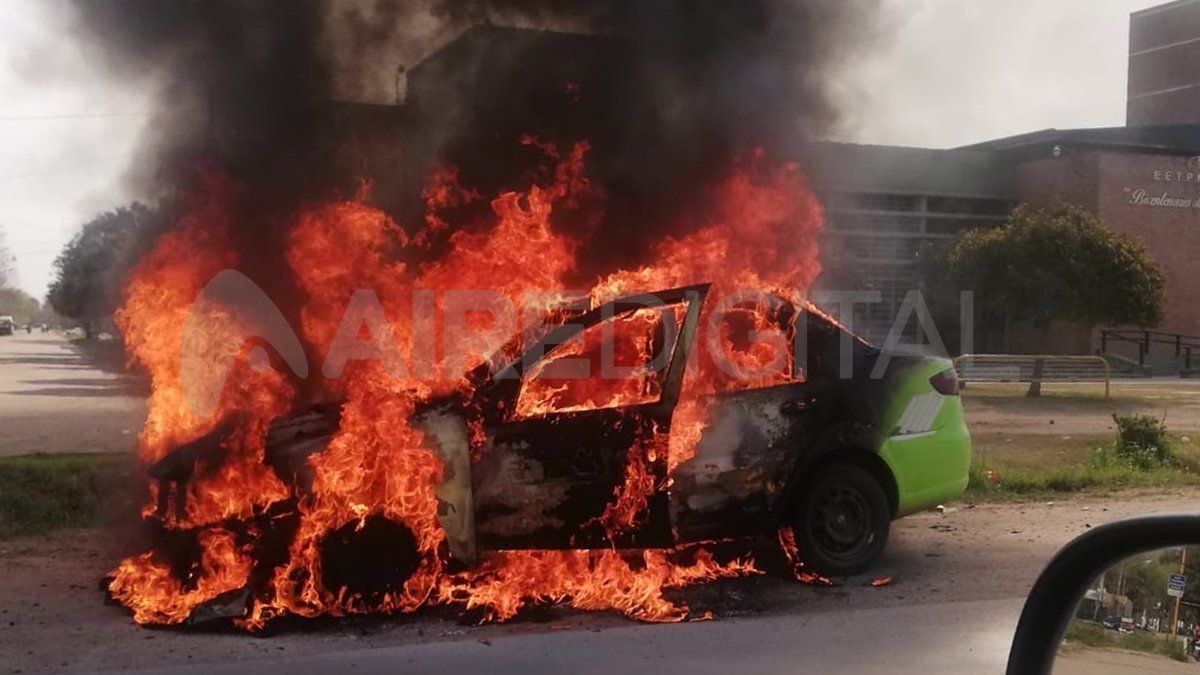 Avenida Blas Parera: un remís fue consumido por el fuego en cuestión de minutos.