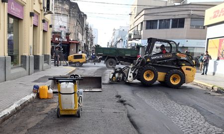 El bacheo en Santa Fe avanza durante el verano con obras intensivas en el micro y macrocentro para mejorar la circulación antes de febrero. El bacheo en Santa Fe avanza durante el verano con obras intensivas en el micro y macrocentro para mejorar la circulación antes de febrero.