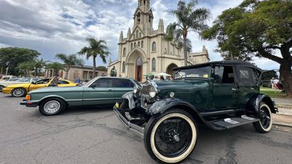 Exposición de autos antiguos en la Basílica de Guadalupe: los santafesinos disfrutan del clásico encuentro solidario