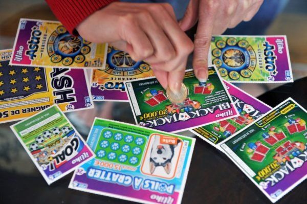 Una olvidadiza mujer se descubre ganadora de 50.000 dólares en lotería gracias a su mamá