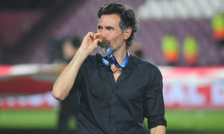 Eduardo Domínguez que consiguió cinco títulos con Estudiantes, extendió su vínculo hasta 2027. Eduardo Domínguez que consiguió cinco títulos con Estudiantes, extendió su vínculo hasta 2027.