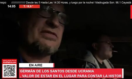 Germán de los Santos y Dima, su compañero de viaje ucraniano, tardaron casi diez horas en recorrer los 500 kilímetros que hay entre Lviv y Kiev. Germán de los Santos y Dima, su compañero de viaje ucraniano, tardaron casi diez horas en recorrer los 500 kilímetros que hay entre Lviv y Kiev.