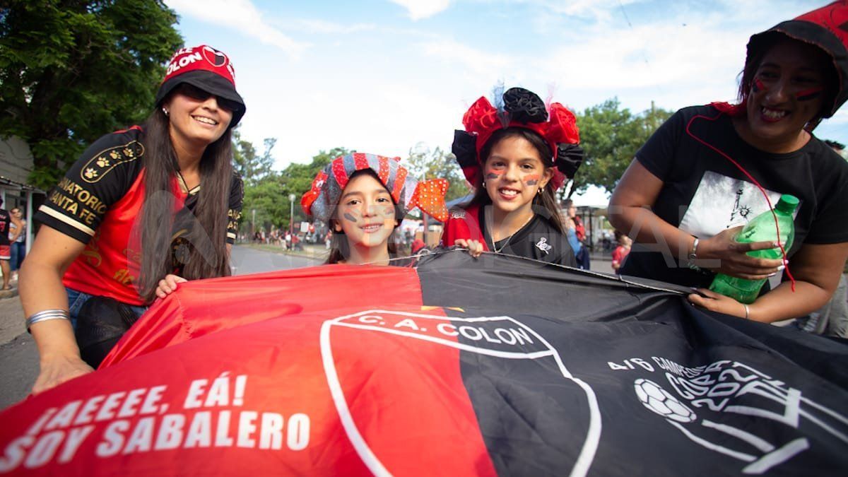 Las hinchas colonistas festejaron en la previa del partido que paraliza la ciudad.