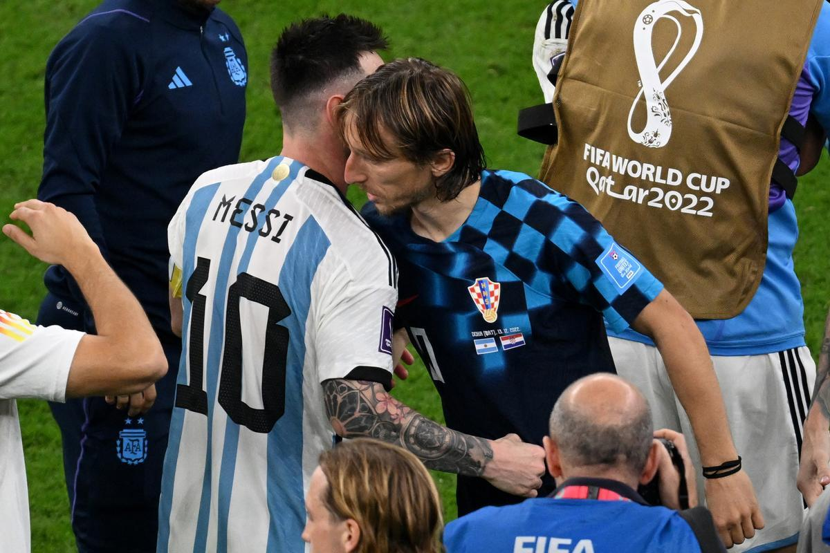 Lionel Messi junto a Luka Modric, tras la goleada de Argentina sobre Croacia en Qatar 2022. Lionel Messi junto a Luka Modric, tras la goleada de Argentina sobre Croacia en Qatar 2022.