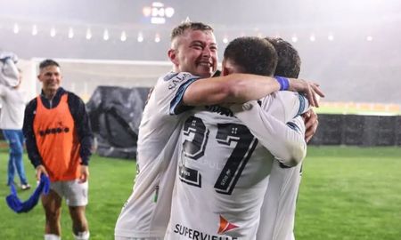 Thiago Fernández, futbolista de Vélez, se rompió los ligamentos cruzados de su rodilla derecha. Thiago Fernández, futbolista de Vélez, se rompió los ligamentos cruzados de su rodilla derecha.