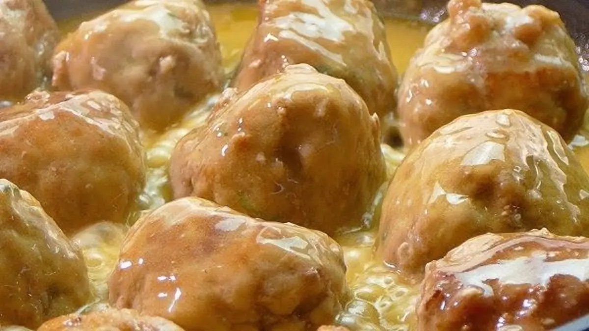Albóndigas de pollo al vino blanco.