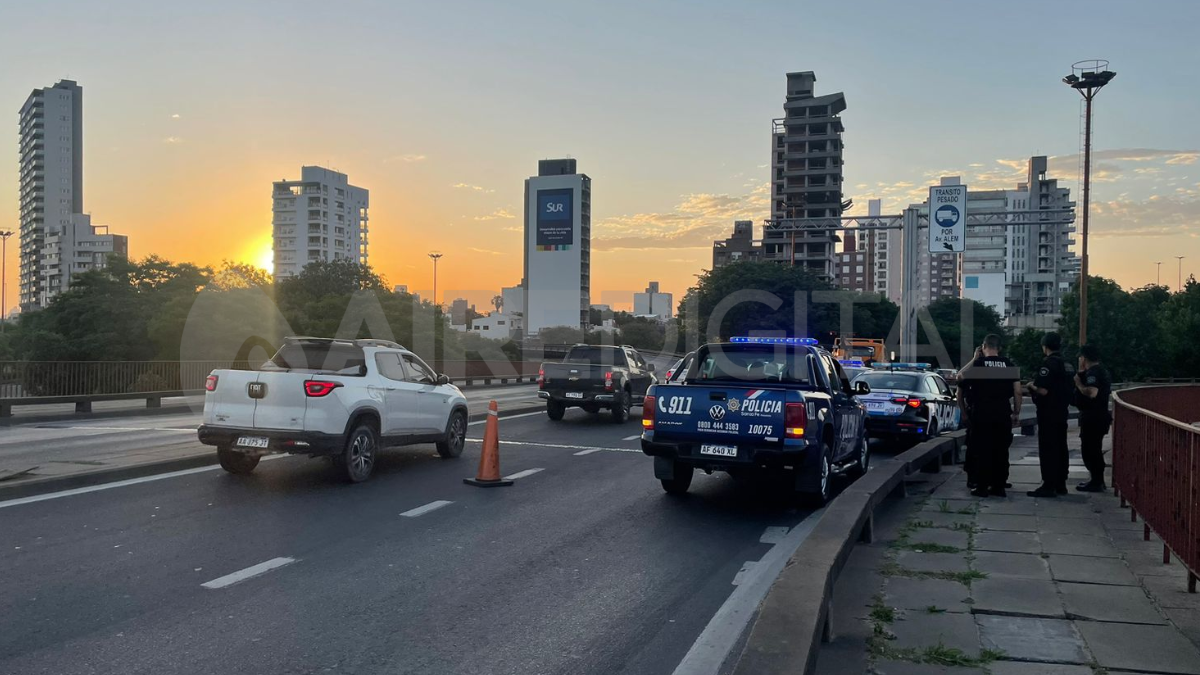 Un motociclista derrapó sobre el Puente Oroño en el acceso a Avenida Alem.