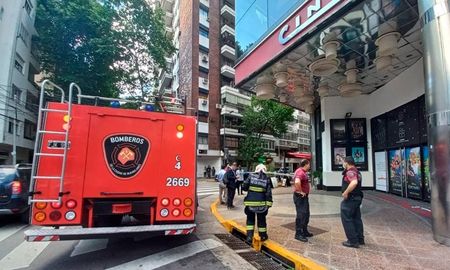 El accidente se produjo en un cine porteño, a metros del shopping Alto Palermo, los bomberos se encuentran trabajando en la zona. No se informaron víctimas. El accidente se produjo en un cine porteño, a metros del shopping Alto Palermo, los bomberos se encuentran trabajando en la zona. No se informaron víctimas.