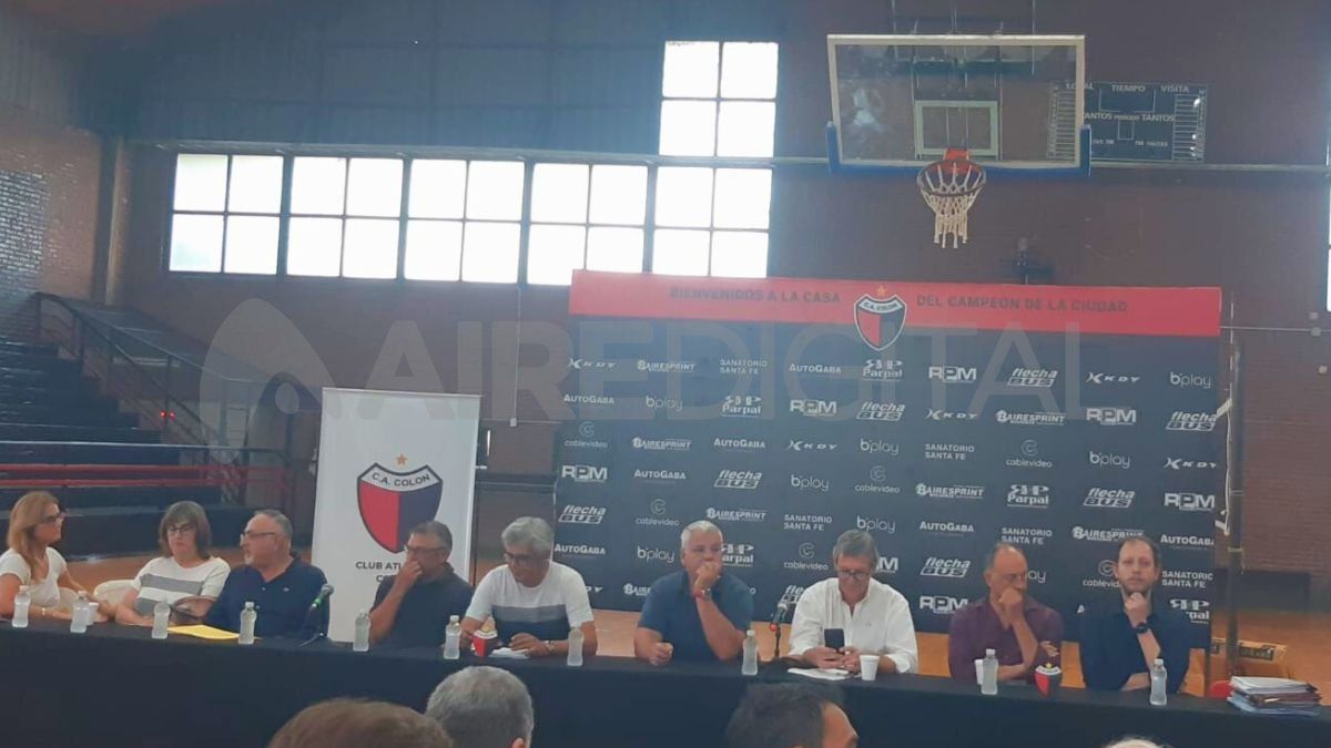 La mesa principal en donde se ubicaron los dirigentes sabaleros, en el centro del gimnasio Roque Otrino. La mesa principal en donde se ubicaron los dirigentes sabaleros, en el centro del gimnasio Roque Otrino.