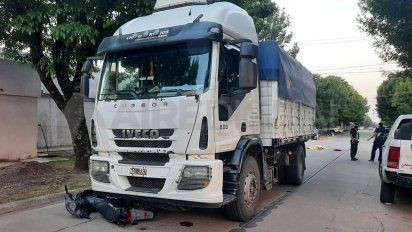 Un joven de 18 años falleció tras chocar en su moto contra un camión en Malabrigo.