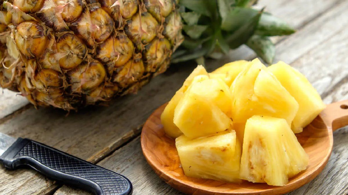 El ananá se destaca por su alto contenido de nutrientes esenciales, que incluyen vitaminas, minerales, fibra y antioxidantes.