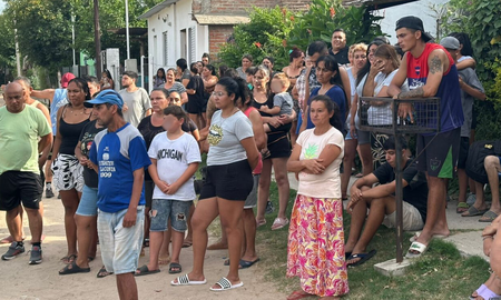 Vecinos de Los Espinillos se reunieron en la plazoleta Malvinas para reclamar mayor seguridad en San José del Rincón. Vecinos de Los Espinillos se reunieron en la plazoleta Malvinas para reclamar mayor seguridad en San José del Rincón.