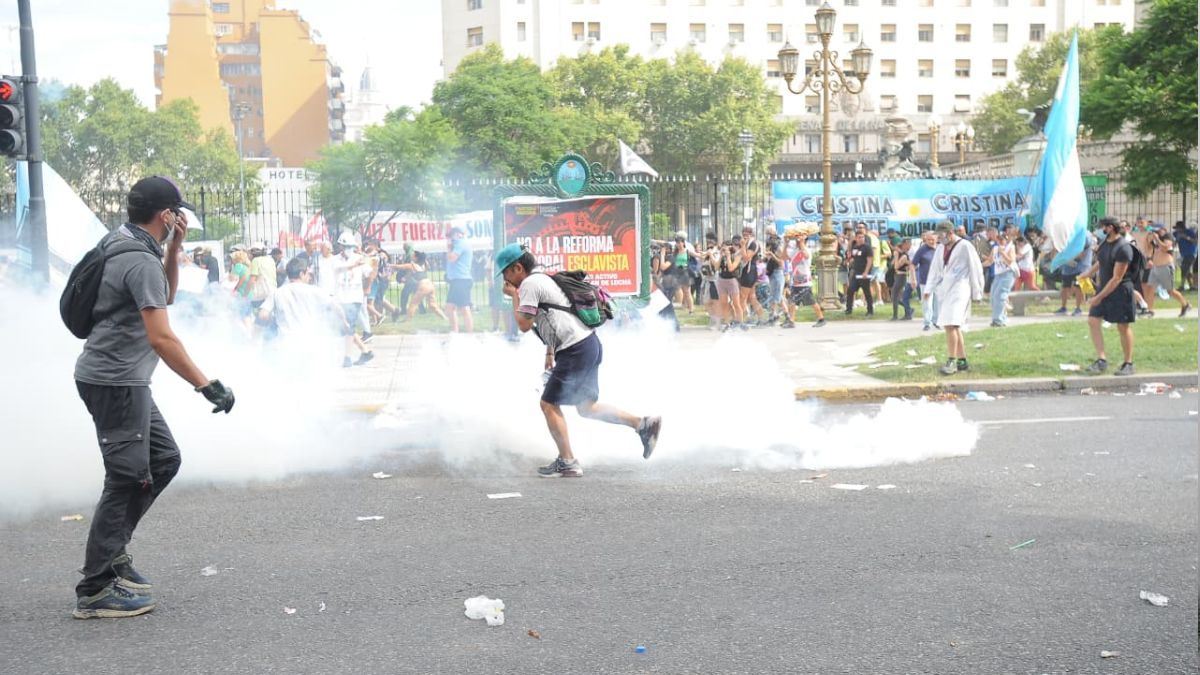 Las manifestaciones continúan en los alrededores del Congreso de la Nación.