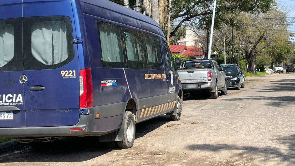 Agentes de la Policía Científica en el lugar donde ocurrió el atraco. 