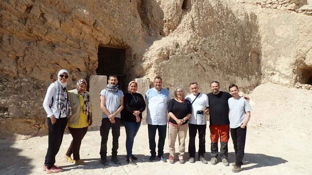 El equipo interdisciplinario y binacional formado por egipcios y argentinos que trabajó en la TT93. El equipo interdisciplinario y binacional formado por egipcios y argentinos que trabajó en la TT93.