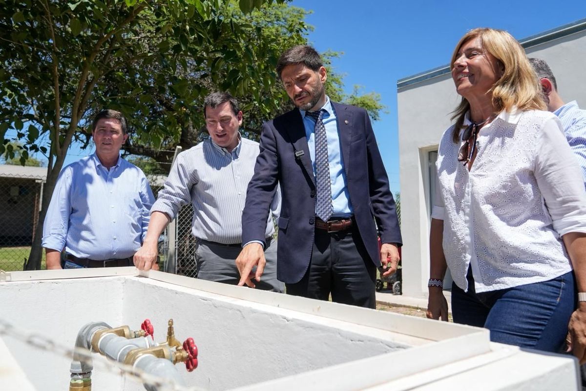 Maximiliano Pullaro inauguró el sistema de provisión de agua potable para Empalme San Carlos.