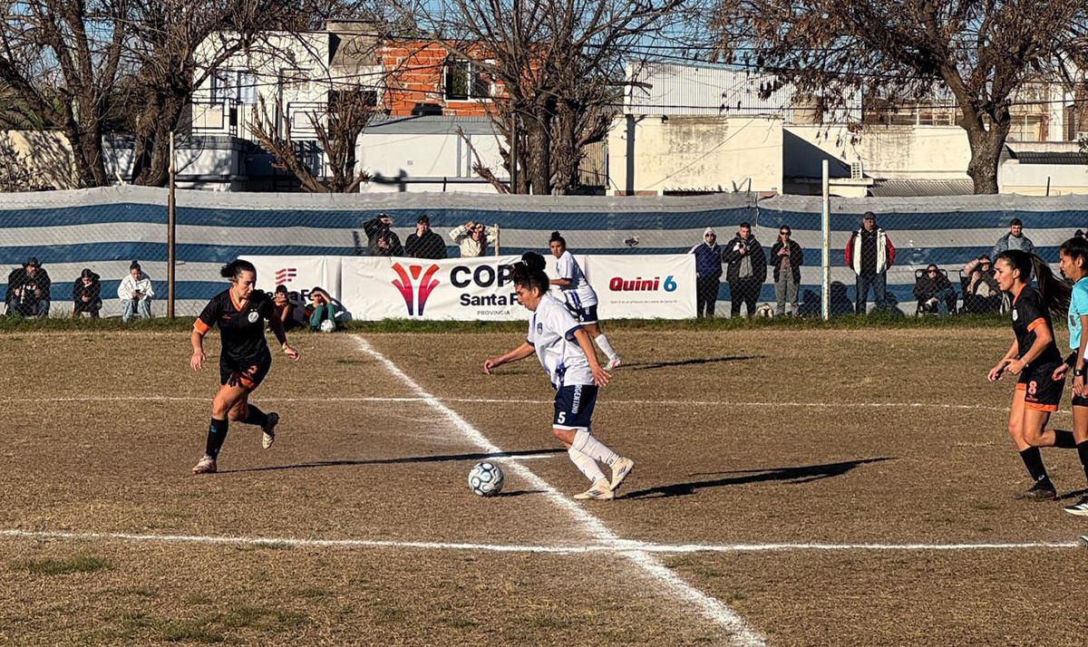 La Copa Santa Fe define nuevos clasificados en el fútbol masculino y femenino. La Copa Santa Fe define nuevos clasificados en el fútbol masculino y femenino.