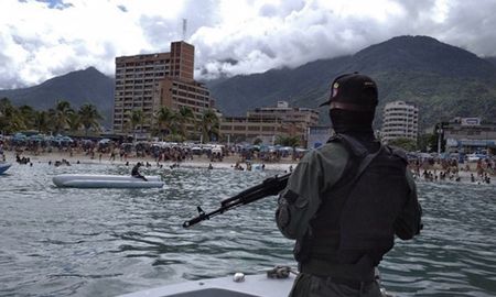 Se cree que desde la isla expulsaron a la embarcación y esta naufragó. Se cree que desde la isla expulsaron a la embarcación y esta naufragó.