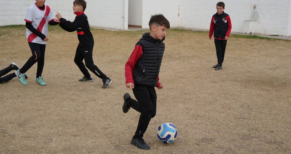 Julián Álvarez y un gran gesto: donó el dinero de su beca al club que lo vió crecer Julián Álvarez y un gran gesto: donó el dinero de su beca al club que lo vió crecer
