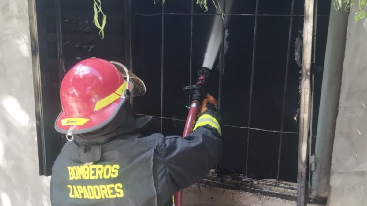 Una vivienda en el norte de Santa Fe sufrió un incendio dentro de una de sus habitaciones y un hombre resultó herido.