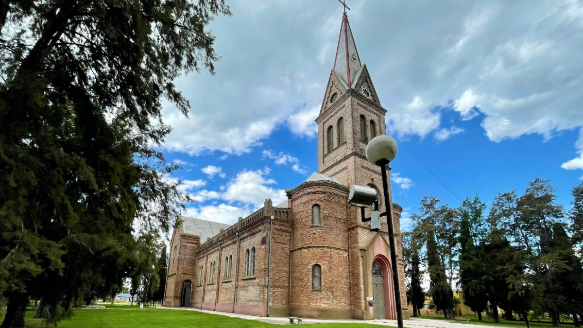 El trazado urbano y la organización de las parcelas rurales obedecen a la planificación impulsada por el sacerdote Enrique Becher a partir de 1900.