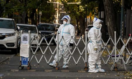 La muerte de diez personas confinadas en un apartamento intensificaron las protestas contra las restricciones por el coronavirus en China. La muerte de diez personas confinadas en un apartamento intensificaron las protestas contra las restricciones por el coronavirus en China.